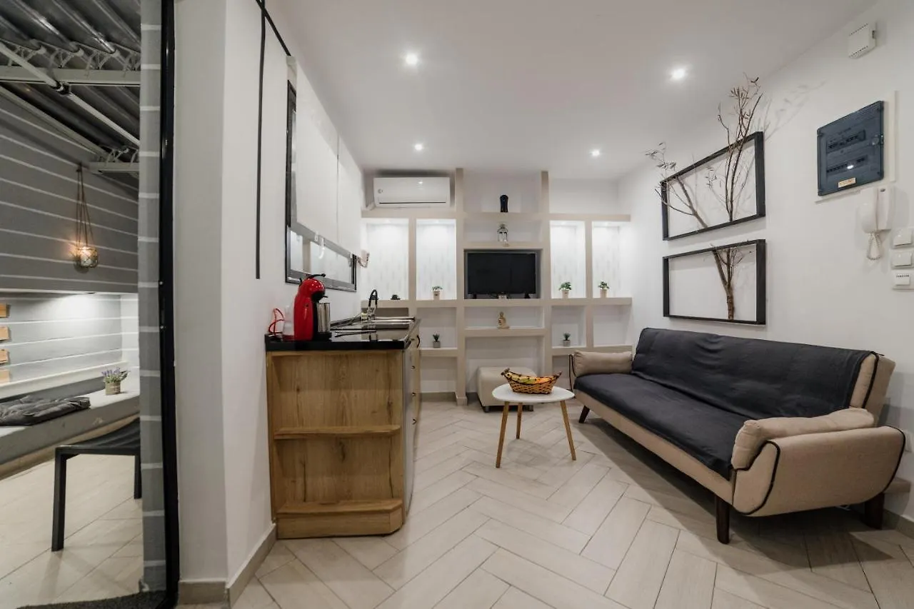 Cutest White-Tower Apartment With A Private Patio Thessaloniki