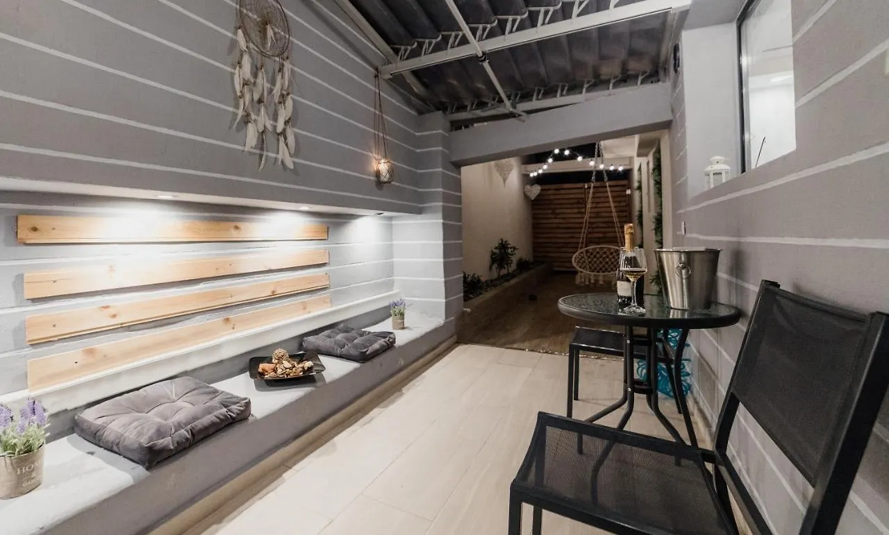 Cutest White-Tower Apartment With A Private Patio Thessaloniki