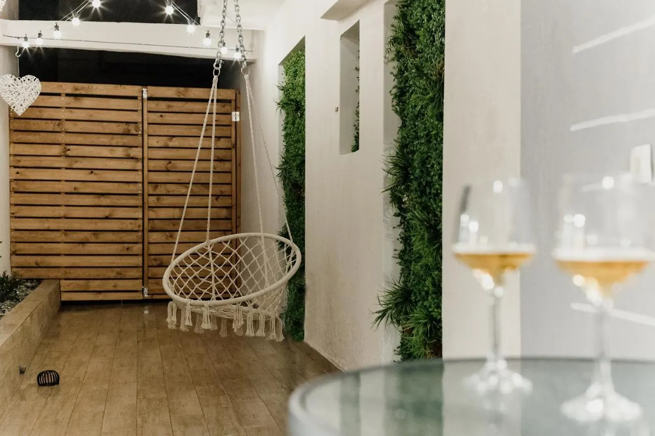 Cutest White-Tower Apartment With A Private Patio Thessaloniki
