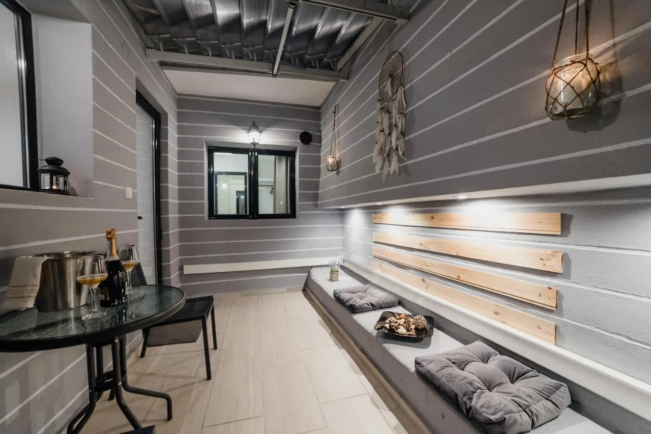 Cutest White-Tower Apartment With A Private Patio Thessaloniki