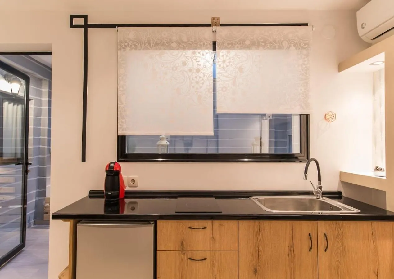 Cutest White-Tower Apartment With A Private Patio Thessaloniki